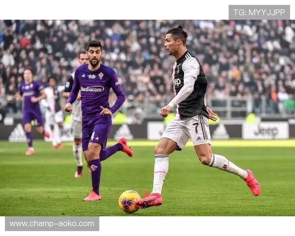 足球球星独特运球风格分析：从梅西到C罗如何凭技巧征服赛场