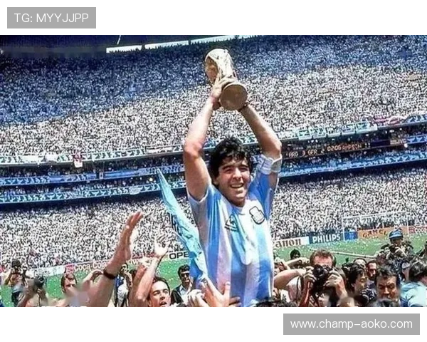 马拉多纳传奇时刻与球迷同庆 合照记录足球巨星永恒魅力